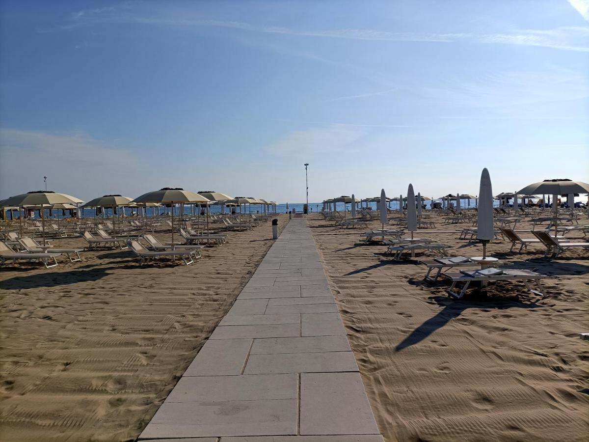 Hotel Bed&Book Rimini Exterior foto